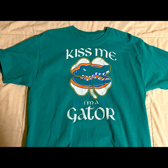 Large T-shirt - “ Kiss Me I’m A Gator” - St Patrick’s Day - Picture 1 of 2